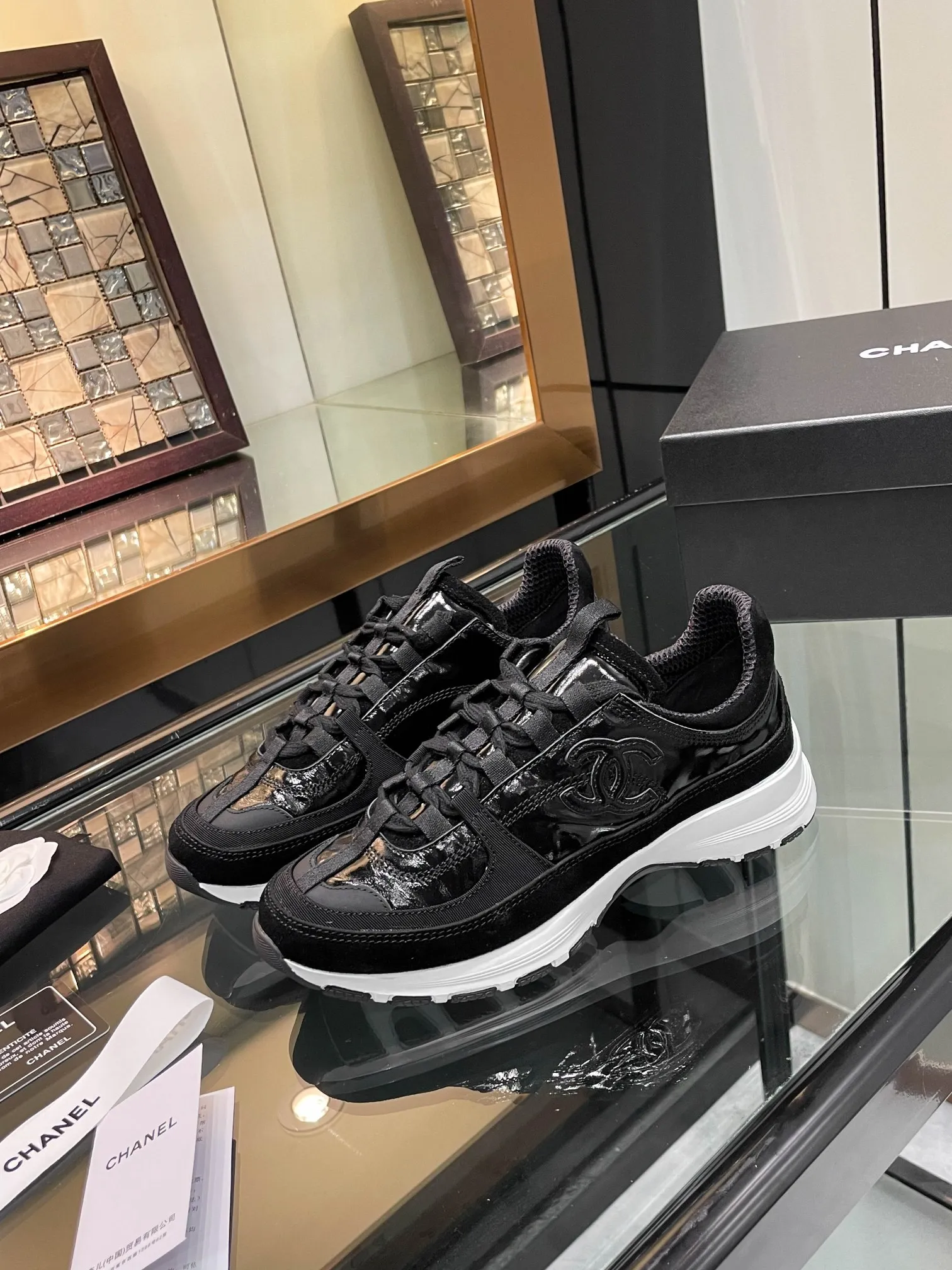 👟👟Ex-factory price 580👟👟 Chanel Chanel 25SS latest white shoes, casual sports shoes, skate shoes, original purchase, development and production, Xiaoxiang C Home counter is another super hot model, loved by Internet celebrity bloggers and ladies, various praises on social platforms, super popular, high quality, breathable, super spring and summer, seeing this issue can always arouse the inner desire of girls for fashion. The latest calfskin material Classic black and white color scheme, fashionable on the feet and easy to care for #Material: Original customized imported cowhide material #Inner lining: Customized soft sheepskin lining #Sole: Original molded TPU non-slip outsole #Sole thickness: 2.5CM Size: 35-40